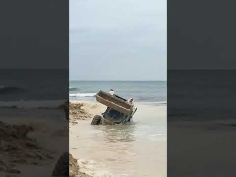 В Севастополе утонул экскаватор сбрасывавший грунт в море