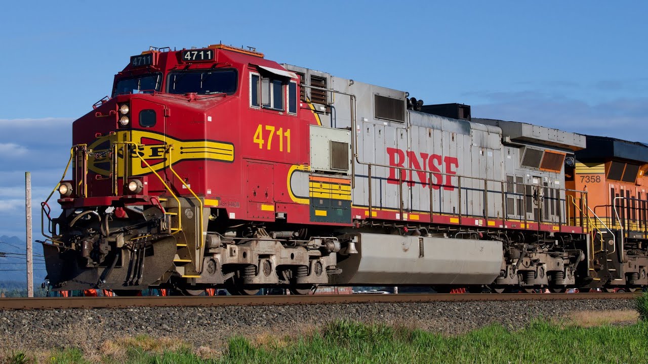 BNSF Santa Fe Warbonnet Locomotives - YouTube