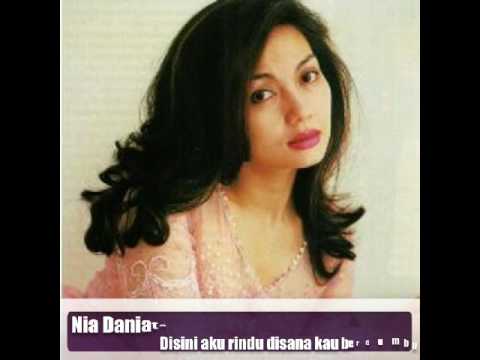 Nia Daniaty Disini aku rindu disana kau bercumbu