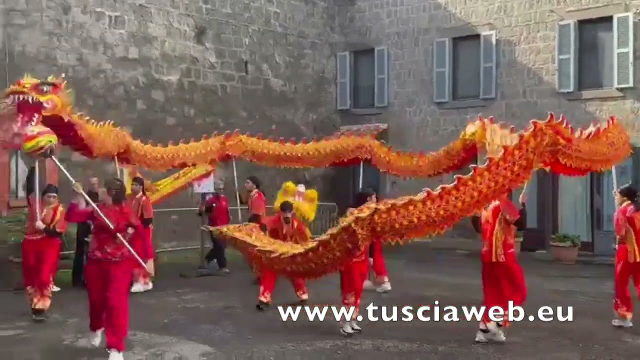 Viterbo - Capodanno cinese, il drago rosso e giallo danza per le vie di Pianoscarano