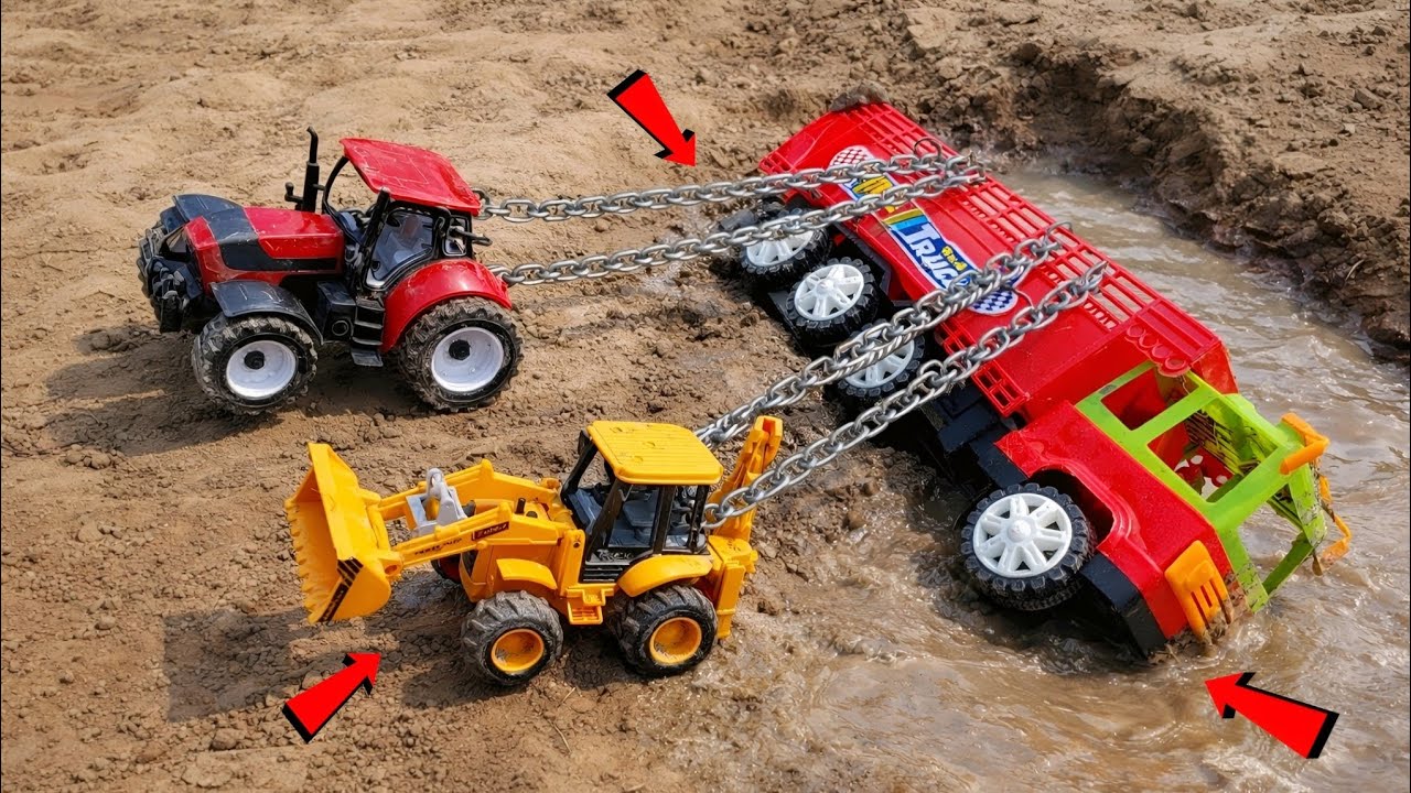 Самосвал перевернулся в воде | Спасение с помощью опасных буксировочных цепей трактора и экскават...