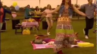 Video thumbnail of "Violetta 3 : tout le monde chante "Hoy somos mas""