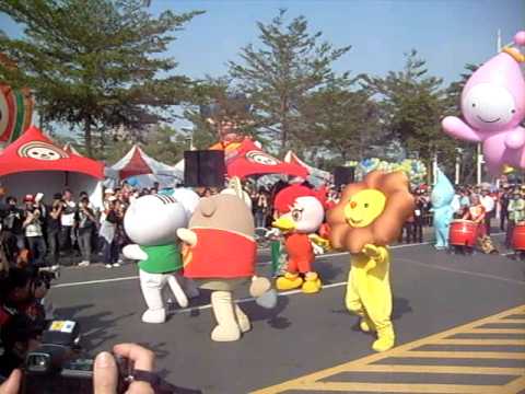 夢時代跨年大遊行開場OPEN小將及其他人偶一起跳台客舞