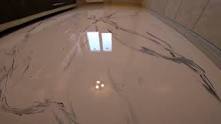 Podea epoxidica decorativa alba, model marmura, finisaj lucios