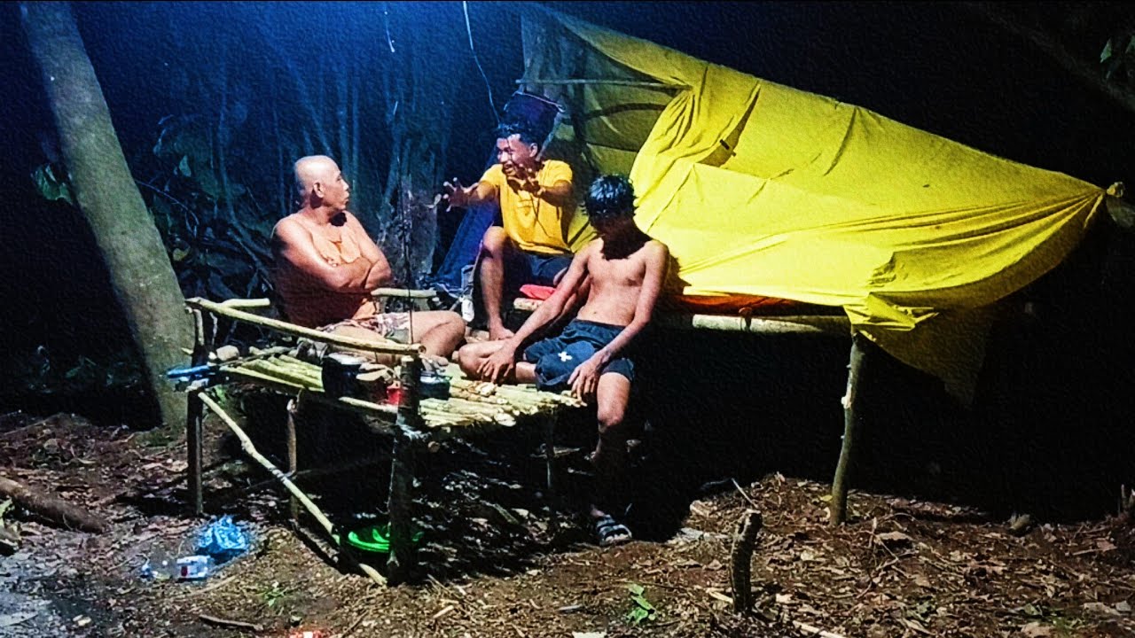 Camping hujan deras bermalam di tengah hutan sambil bercerita horor di tengah malam