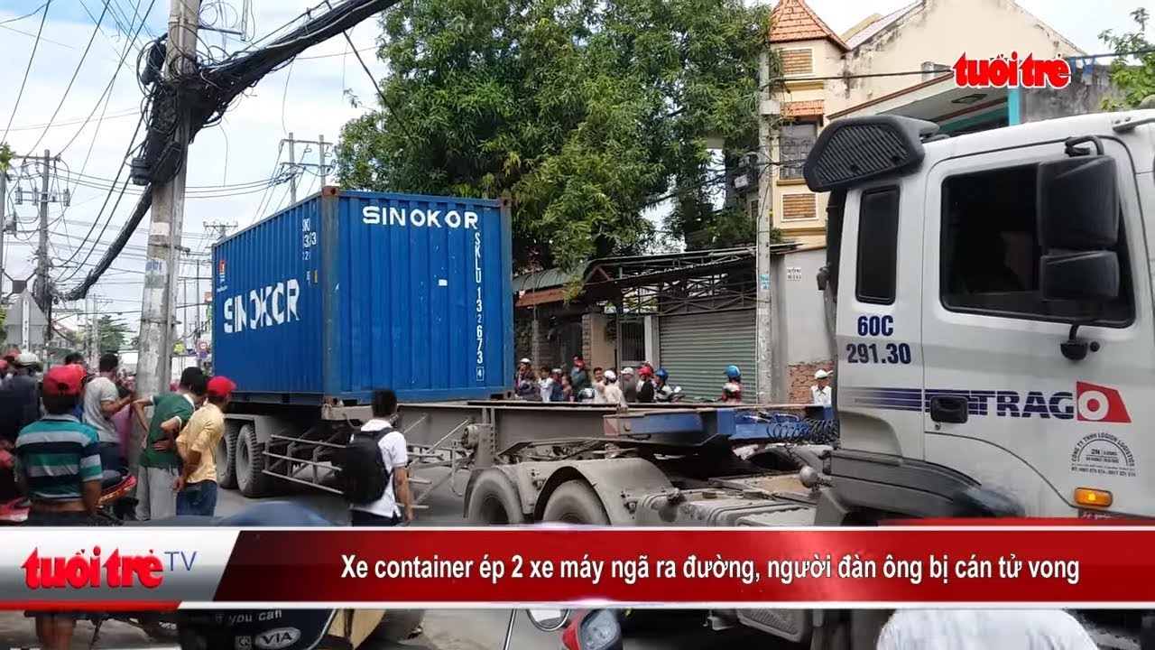 Xe container ép 2 xe máy ngã ra đường, người đàn ông... - youtube