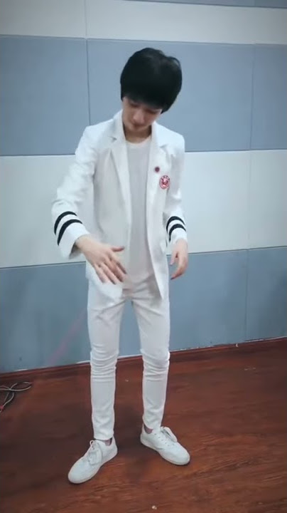 Yian Music Club Zhan Yi Wen 大家今天辛苦了，现场超级棒[赞]，给大家看看在休息时我玩悠悠球的样子[美国队长][冬兵][雷神][蜘蛛侠]