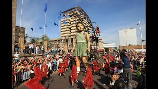 Las marionetas Gigantes de Guadalajara. La niña, su perro y su tío recorren la ciudad.