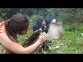 Primitive Life - Primitive Couple Catch Bird For Cooking - Monkey And Beautyful Girl