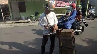 PENGAMEN SEDERHANA COVER LAGU GELANDANGAN RHOMA IRAMA@ HARI SUBIYANTO