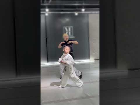 IZNA <strong>cover</strong> dance  일곱살 생글이 #<strong>shorts</strong>