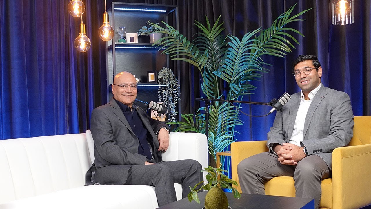 Декан Анудж Мехротра отмечает два года работы в Шеллерском колледже.