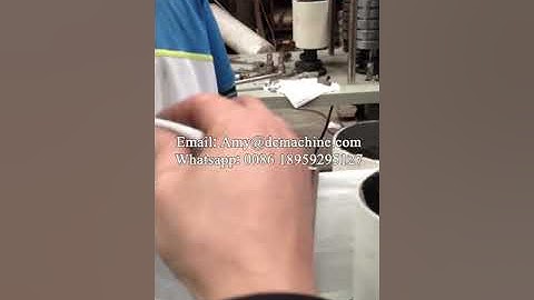 Adjusting napkin machine folding unit