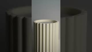 Skulpturale Wandleuchte KARBON 20: Symmetrisches Lichtdesign in Beige