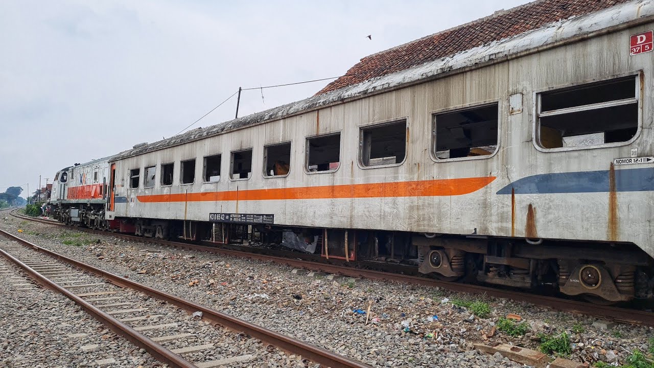 PERJALANAN KERETA TANPA JENDELA DAN SUDAH LAPUK !