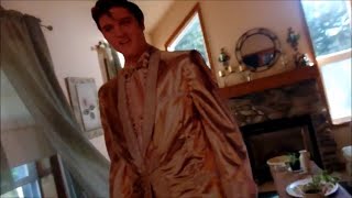 ELVIS SCARES MY DOG!!!
Gracie, our dog is scared of Elvis! Be sure to subscribe for more videos!!!
~FF5 Sisters ELVIS SCARES MY DOG!!!