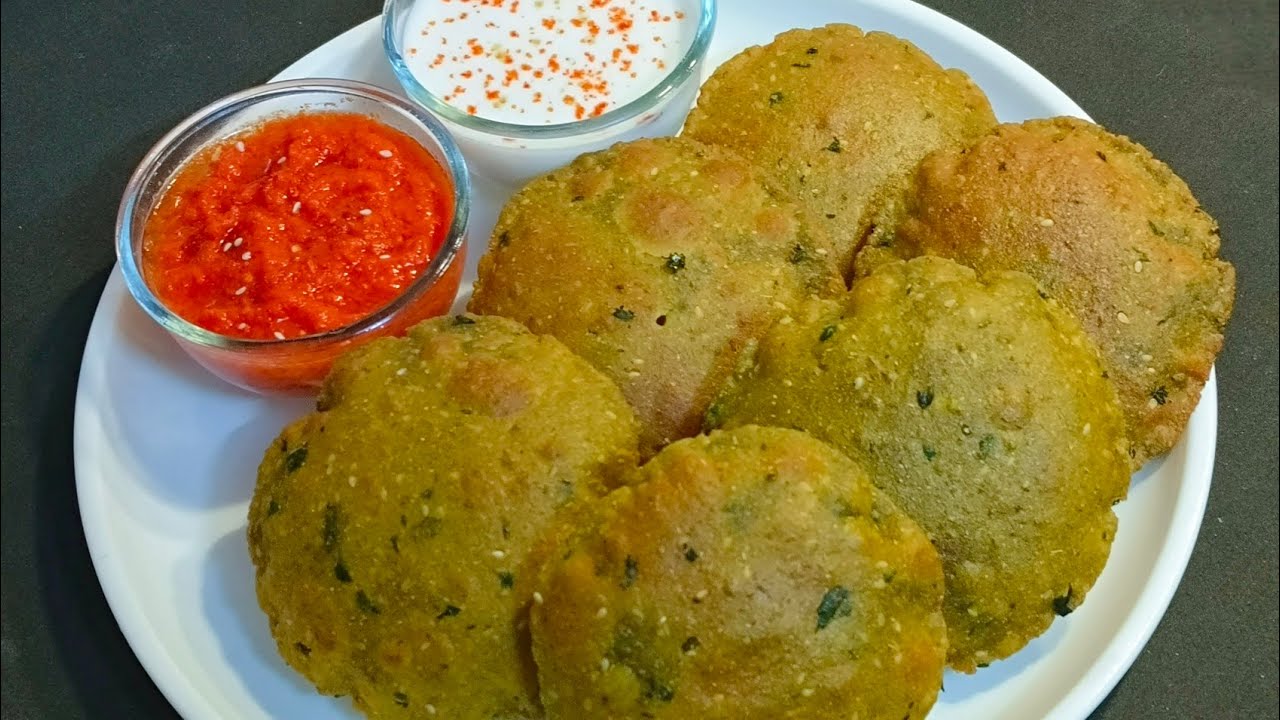 आटे में मटर मिलाकर बनाएं फूली-फूली पूरी | Easy Peas Puri Recipe