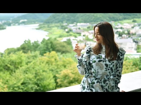 高橋メアリージュン、テラスで大人のムードたっぷり！山梨で飲み旅楽しむ　「飲み旅本。」スペシャルムービー公開