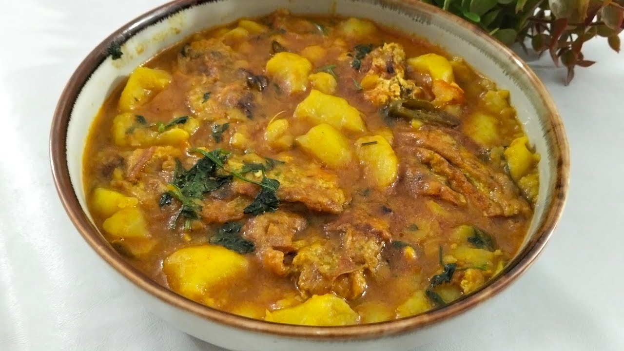 ডিম আলুর তরকারি। এমন আলু ঘাটি আগে খাননি! সহজ কিন্তু অসম্ভব টেস্টি।