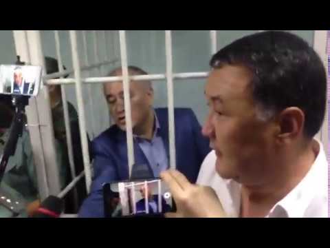 Дело Омурбека Текебаева. Депутат пожимает всем руки