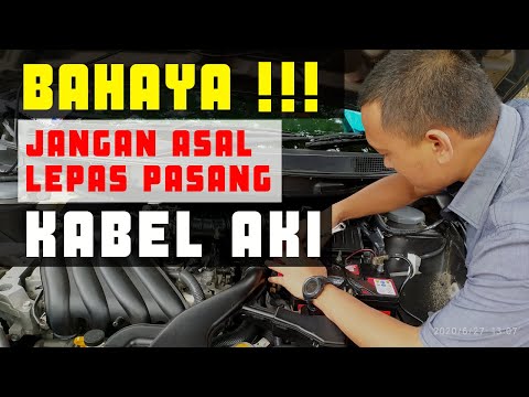 Berikut ini cara melepas aki atau batteray mobil yang benar. 1. Pastikan terlebih dahulu posisi kunc. 