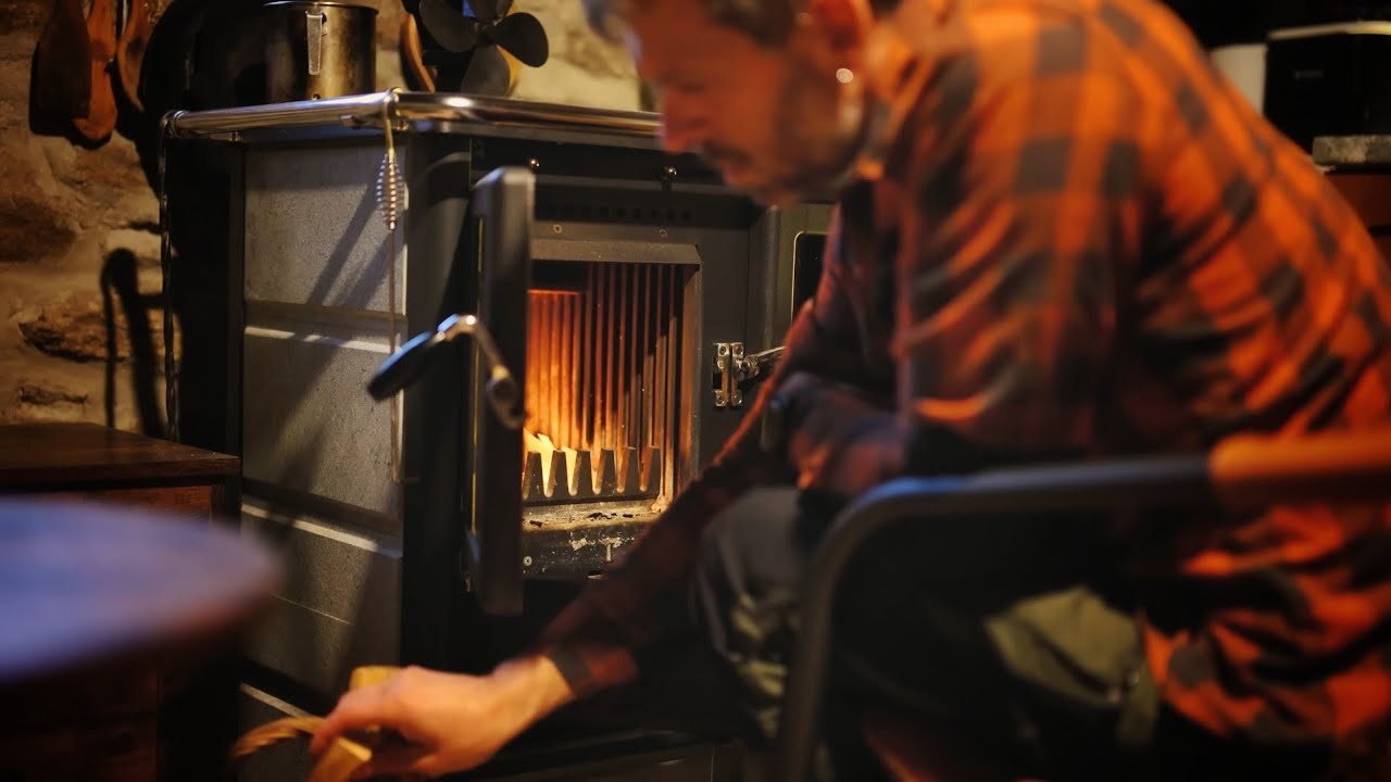 Первый снег в горах, горит печь. Ризотто с тыквой и колбасой. Один в домике.