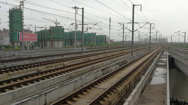 China high speed train CR400AF cut through Wuxi Dong Raiway Station by 350km/h - DayDayNews