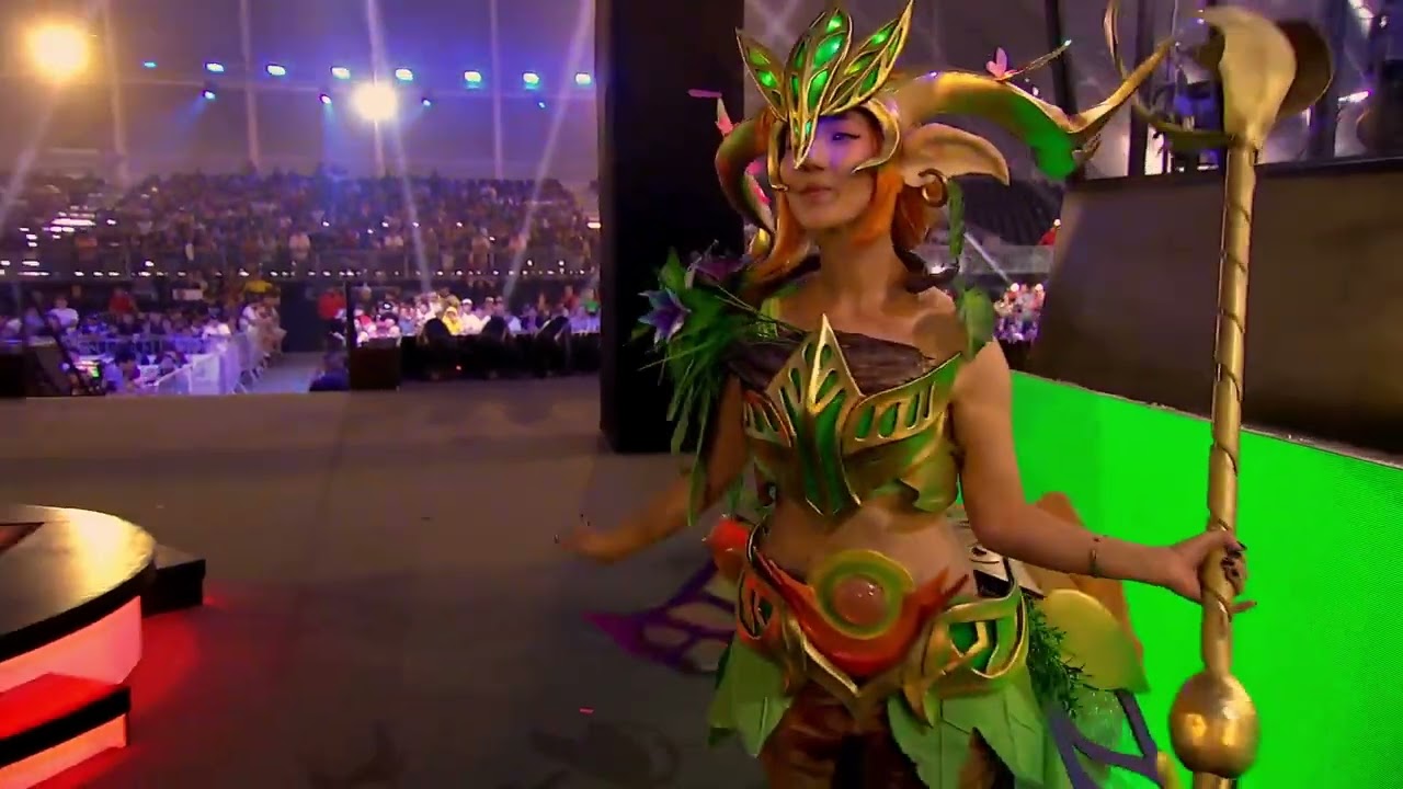 The Best Enchantress cosplay at Lima Major