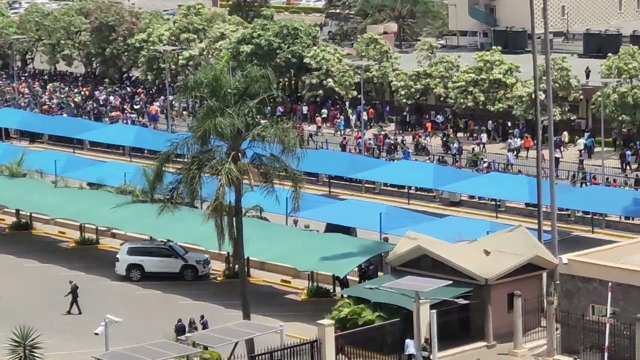 SHOCKING!! RAILA'S DEATH MOURNERS BREAK PARLIAMENT  GATE AFTER OVERWHELMING POLICE!!