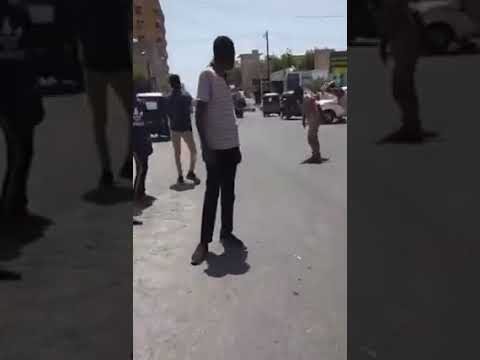 لقطة طريفة لسقوط احد قوات ابو طيرة على الارض 