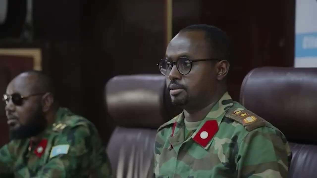 Askari Ku Eedeysan Dilka Saaxiibkiis kala Tirsanaa Ciidamada.