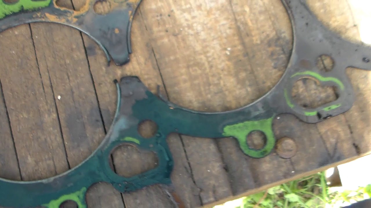 Burnt cylinder head gasket caterpillar 3204 . Guarnizione della testata