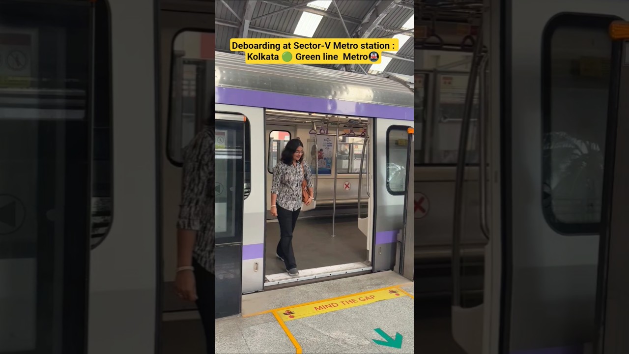 Deboarding at Sector-V Metro station : Kolkata 🟢 Green line  Metro 🚇 