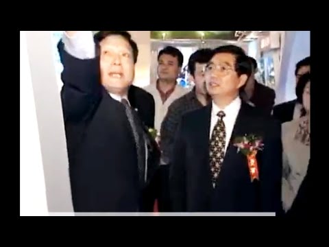 1999年9月20日，国家副主席胡锦涛参观建国五十周年成就展