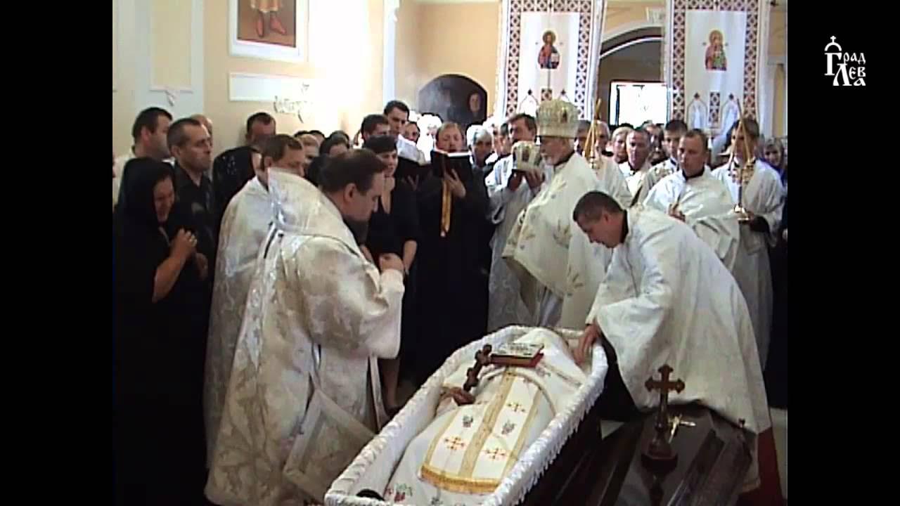 Православные хоронят в воскресенье. Похороны священника с открытым ртом.