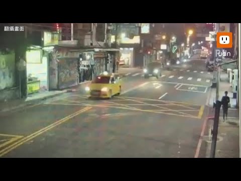 婦人騎機車突竄出巷口！ 幹道2機車騎士慘遭擊落