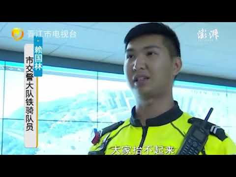 视频：宝马女司机逆行撞电动车，警民抬车救人 