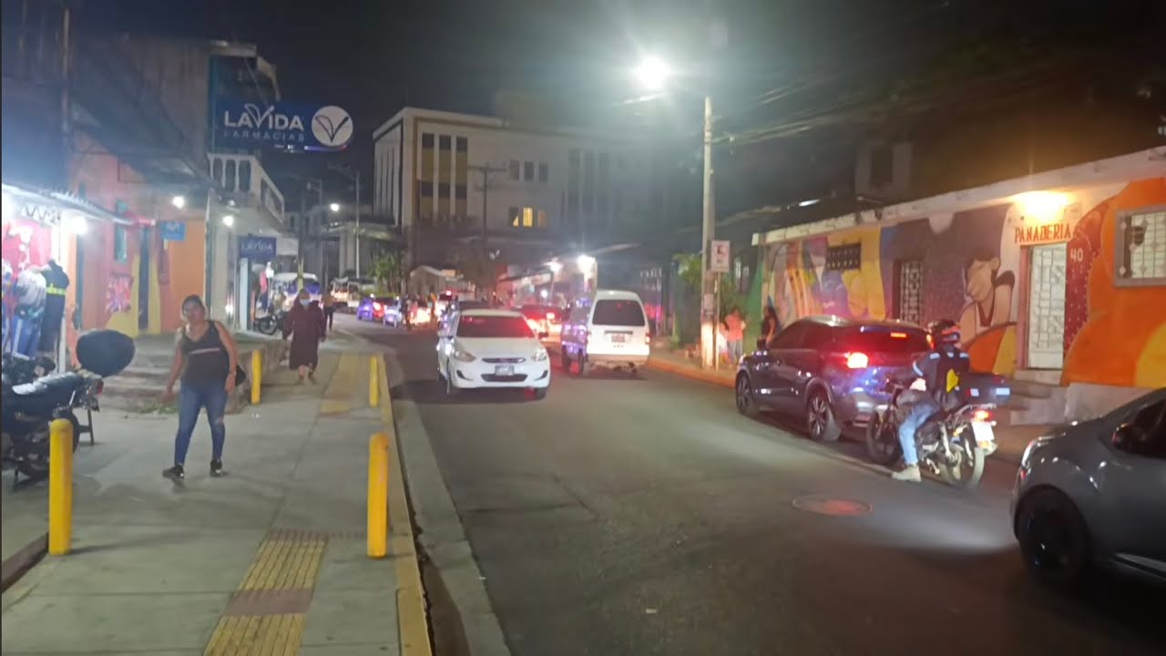 caminando de noche por cuscatacingo de San Salvador el salvador