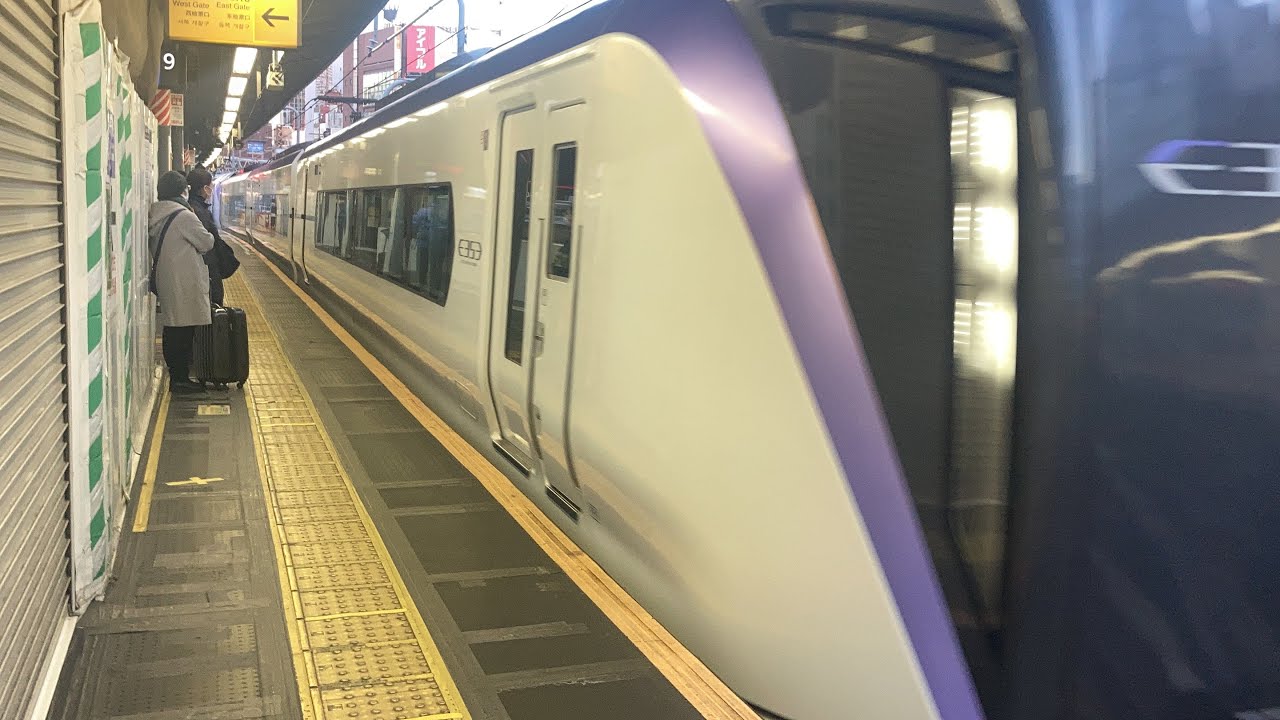 特急あずさ1号 新宿駅に入線/ 中央本線 新宿700発(松本行) - YouTube