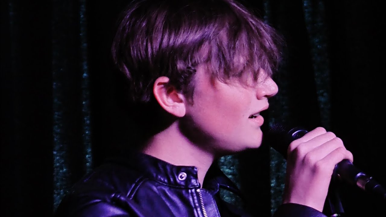 Alex Naumik - Performing „Your Hand” at Peron 5 (Full)