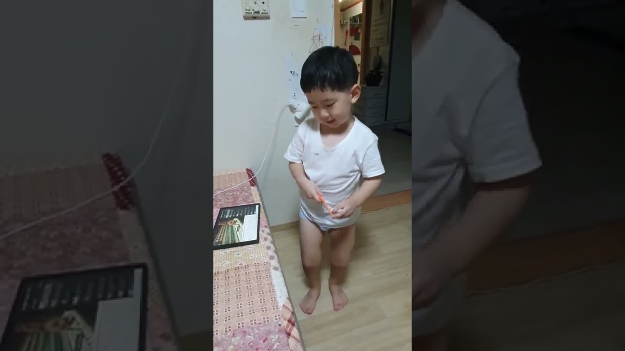 최명은  4살때 혼자배우면서 흥얼~~