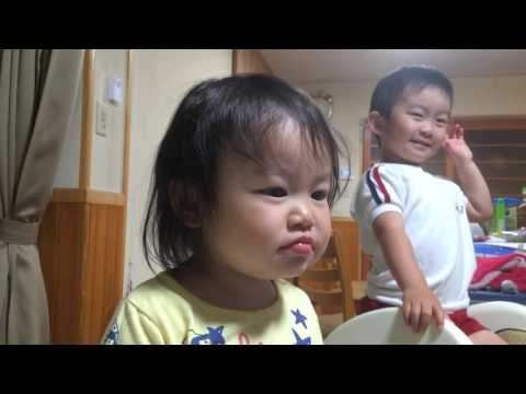 唇を振るわせて喜ぶ１歳の「ここみ」