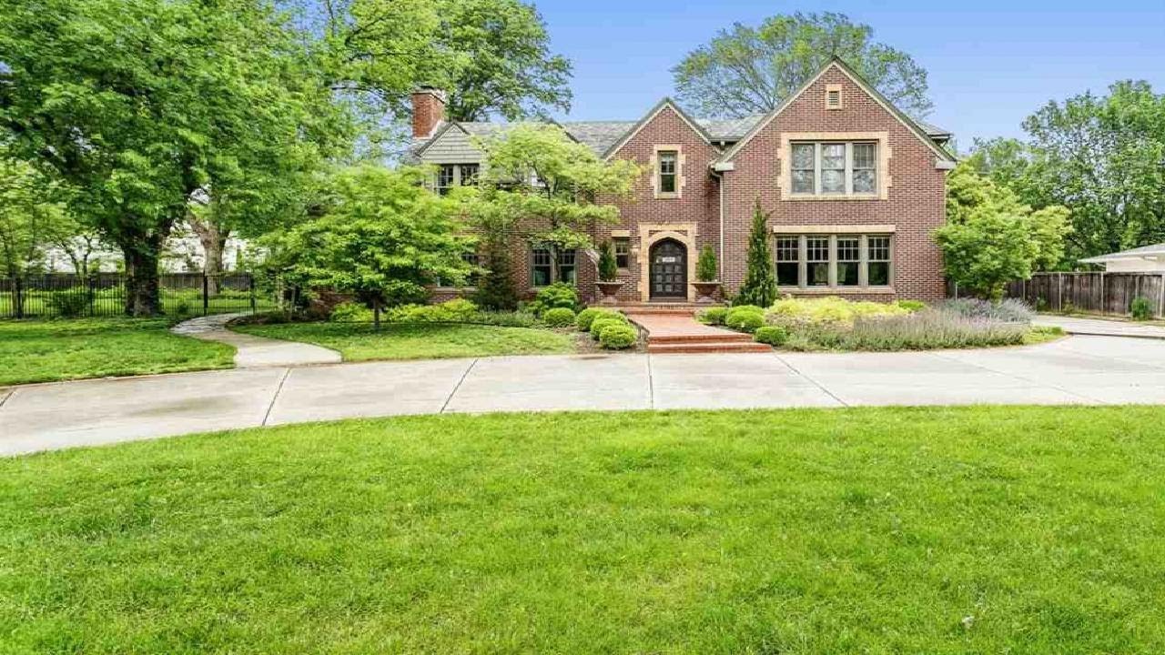 52 E Norfolk, Eastborough, KS Presented by The Roy Group Team Real