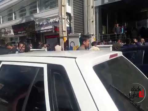 تجمع تعداد زیادی از مردم در مقابل یکی از شعب بانک آیندە 971020