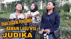 Mama Papa Larang - Judika | Versi Ukulele & Gendang Paralon Pengamen Kreatif Suara Merdu  - Durasi: 2:13. 