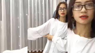 Gái Xinh Live Stream Bán Quần Áo Trực Tiếp