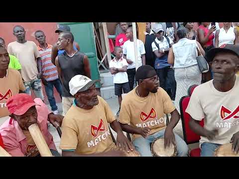 Konbit of scraping maniocs in Haiti