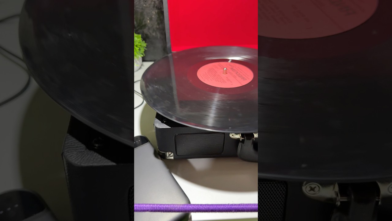 Пластинка 1987 года на современном проигрывателе