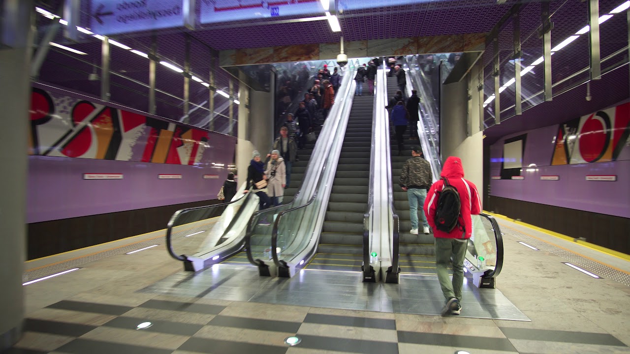 Poland, Warsaw, metro ride from Rondo ONZ to Nowy Świat-Uniwersytet, 3X escalator