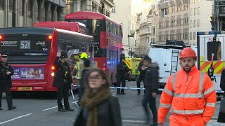 Stabbing near London Bridge: police arrive at scene | AFP Stabbing near London Bridge: police arrive at scene | AFP